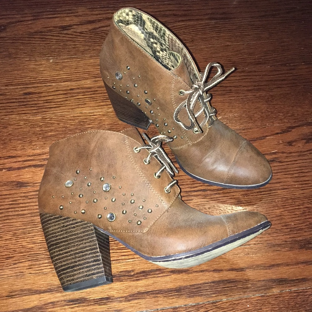 ✨ Studded lace up ankle bootie